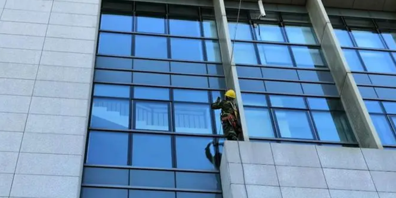 玻璃幕墙哪些情况下需要做安全鉴定？